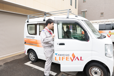 車に乗り込む社員