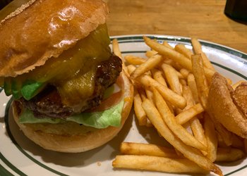 メアリーキッチン高円寺_アボカドチーズバーガー