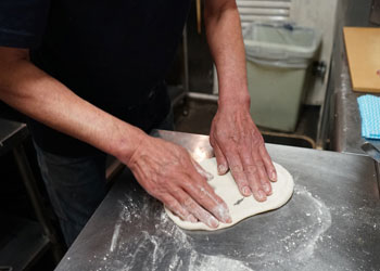 オリーブ畑の仲間たち_ピザ作り1