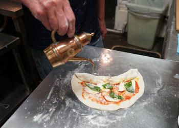 オリーブ畑の仲間たち_ピザ作り3