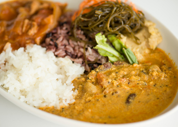 六都なおきち_「西東京野菜のからーいカレー」と「トマトと国産豚の赤味噌ハヤシ」のハーフ＆ハーフ