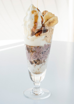 六都なおきち_黒米とおしょうゆのパフェ