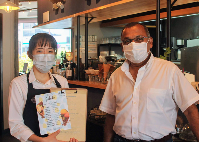 イーストサイドカフェ&ダイニング_スタッフさんとメニュー