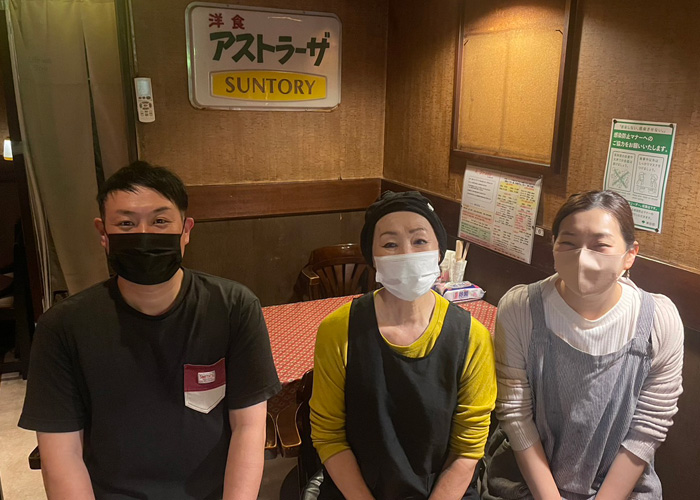 洋食 アストラーザ_店主の奈村光江さんとご家族