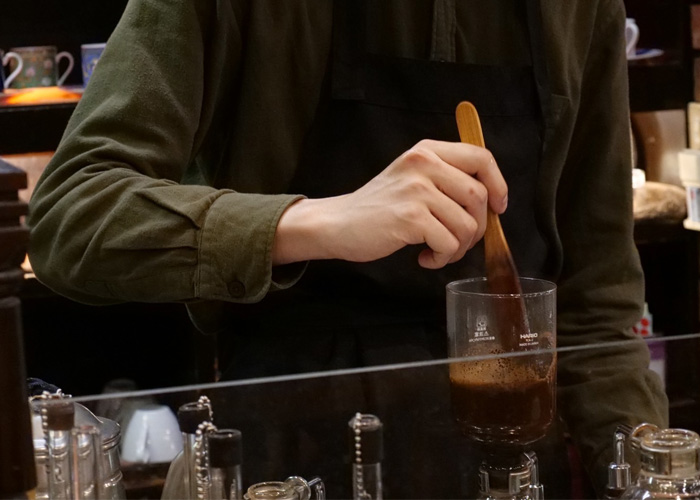 喫茶、(きっさ・てん)_サイフォンをする様子