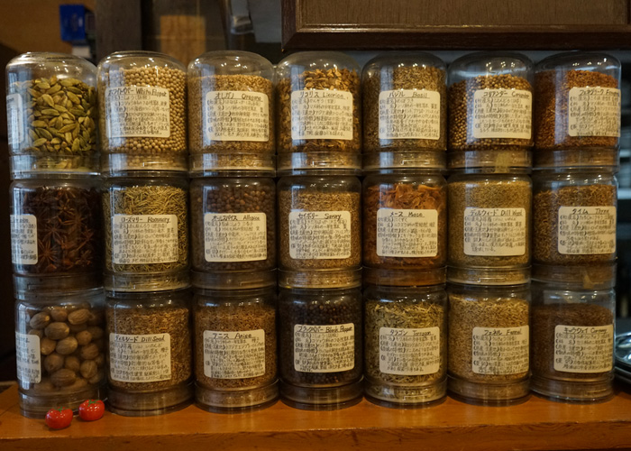 欧風カレー＆シチュー専門店 トマト_たくさんのスパイス瓶