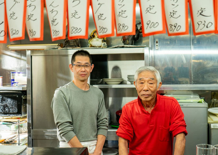やしろ食堂_店主の内山泰光さんと息子の雅史さん