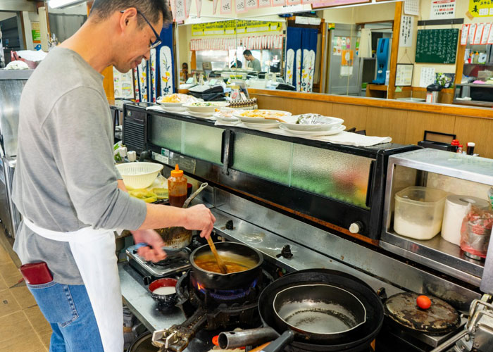 やしろ食堂_調理風景2