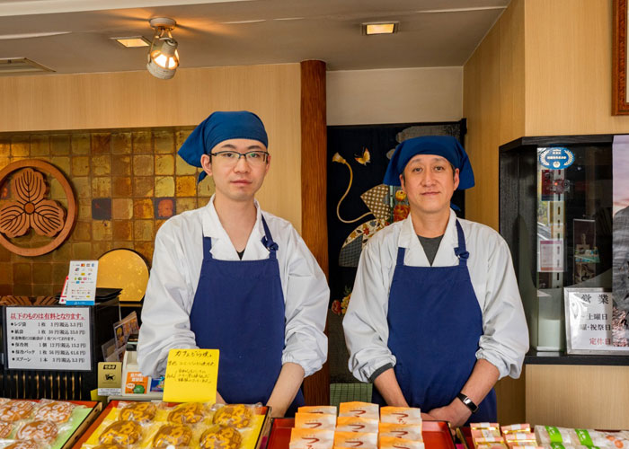 御菓子司 青栁_6代目の青栁繁治さんと息子で7代目の輝樹さん